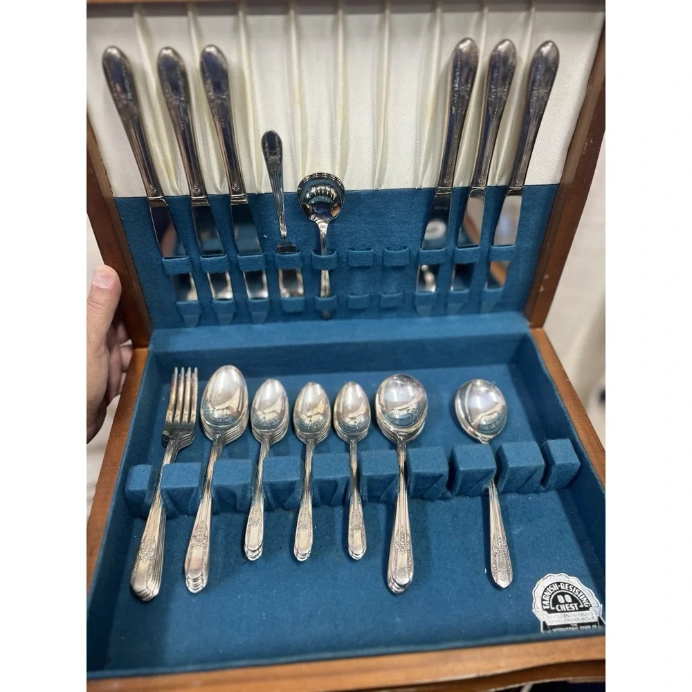 VTG WM. Rogers‎ Mfg Co. Extra Plate 37 Piece Silverware Set in Box